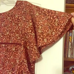 Earth-tone floral blouse w/ fluttery sleeves